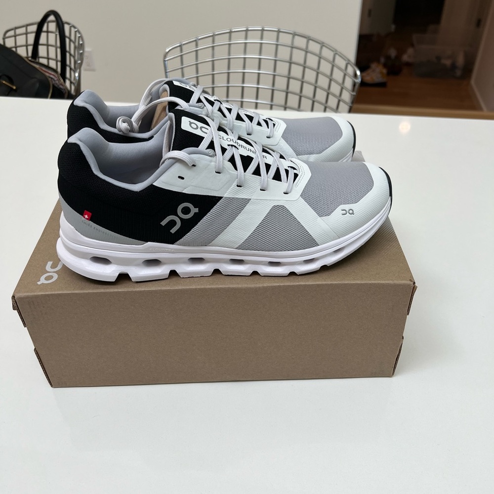 On CLOUD RUNNER 10.5 brand new with box
